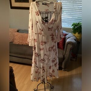 Chic Floral Maxi Dress in Cream and Pink